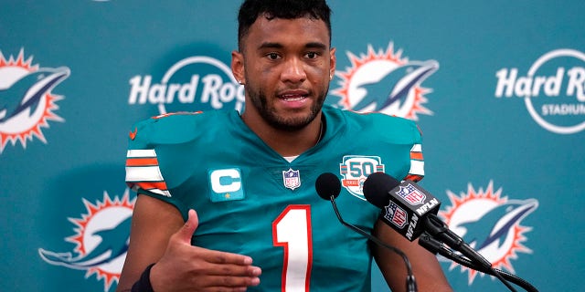 El mariscal de campo de los Miami Dolphins, Tua Tagovailoa, habla durante una conferencia de prensa posterior al juego después de un juego contra los Pittsburgh Steelers el 23 de octubre de 2022 en Miami Gardens, Florida.