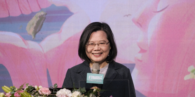 La présidente taïwanaise Tsai Ing-wen prononce un discours lors d'une cérémonie de lancement de la Semaine de l'égalité des sexes à Taiwan lors de la Journée internationale des droits de la femme à Taipei, Taiwan.