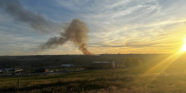 Una vista muestra humo después de que un F-35 se estrellara en la Base de la Fuerza Aérea Hill, en Washington Terrace, Utah, Estados Unidos, el 19 de octubre de 2022, en esta imagen obtenida de las redes sociales. 