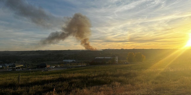 Una vista muestra humo después de que un F-35 se estrellara en la Base de la Fuerza Aérea Hill, en Washington Terrace, Utah, Estados Unidos, el 19 de octubre de 2022, en esta imagen obtenida de las redes sociales. 