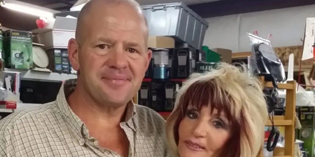 Darren VanHouten, de 50 años, y su novia de toda la vida, Retta Atkins, de 73, fueron asesinados a tiros el 28 de junio en Kingman, Arizona.