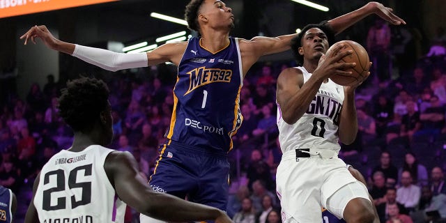 Boulogne-Levallois Metropolitans 92's Victor Wembanyama, center, guards NBA G League Ignite's Scoot Henderson, right, during the first half of an exhibition basketball game Tuesday, Oct. 4, 2022, in Henderson, Nevada. 