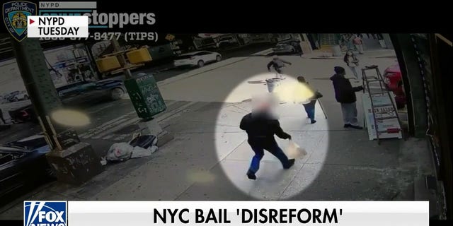 Un officier à la retraite du NYPD est montré sur une vidéo de surveillance pourchassant des attaquants dans une rue de Brooklyn.
