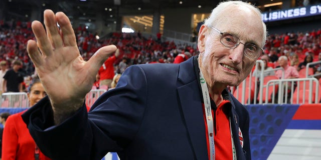 Legendary Georgia football coach Vince Dooley dead at age 90 1 Former Georgia head coach Vince Dooley walks the sideline prior to the Chick-fil-A Kick-Off Game between the Oregon Ducks and Georgia Bulldogs at Mercedes-Benz Stadium Sept. 3, 2022, in Atlanta.