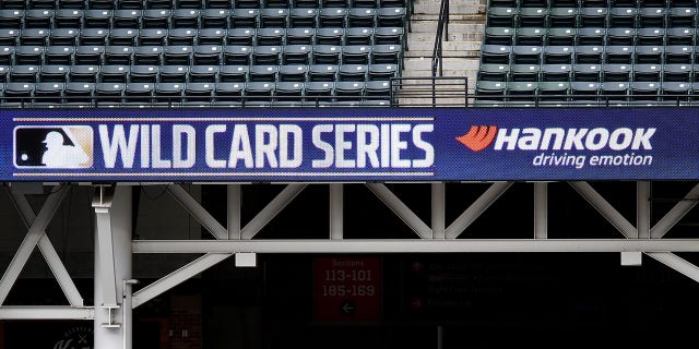 29 Eylül 2020 Salı günü Cleveland'da Progressive Field'da New York Yankees ve Cleveland Indians arasındaki Wild Card Serisinin 1. Maçından önce vuruş antrenmanı sırasında LED skorborddaki 2020 Wild Card Series logosunun genel görünümü.
