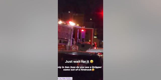 À San Jose, en Californie, une vidéo a été capturée d'une femme en bikini sortant d'un camion de pompiers.