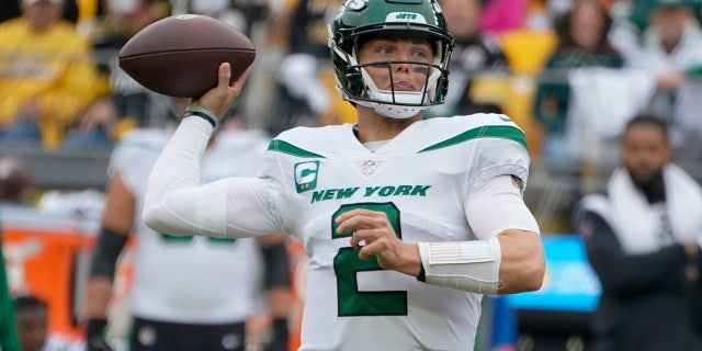 New York Jets quarterback Zach Wilson passes against the Pittsburgh Steelers during the first half in Pittsburgh on Oct. 2, 2022.