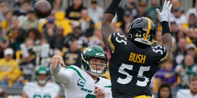 New York Jets quarterback Zach Wilson passes against the Pittsburgh Steelers during the first half in Pittsburgh on Oct. 2, 2022.