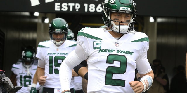 New York Jets quarterback Zach Wilson takes the field before the game against the Pittsburgh Steelers at Acrisure Stadium in Pittsburgh on Oct. 2, 2022.