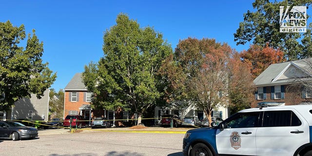 La policía acordonó una sección de casas en la comunidad de Hedingham después de que un niño de 15 años supuestamente abrió fuego, matando a cinco personas e hiriendo a otras dos.  14 de octubre de 2022. 