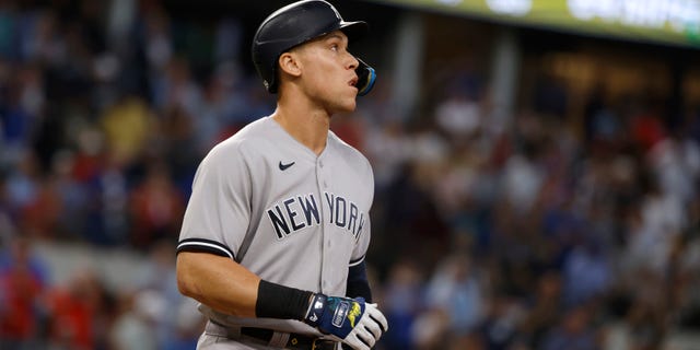 Aaron Judge des Yankees de New York se tourne vers le champ extérieur après avoir volé contre les Texas Rangers lors de la cinquième manche du premier match d'un programme double au Globe Life Field le 4 octobre 2022 à Arlington, Texas.