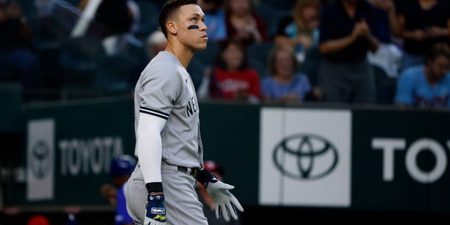 Aaron Judge des Yankees de New York réagit après avoir lancé un double jeu contre les Texas Rangers lors de la troisième manche au Globe Life Field le 3 octobre 2022 à Arlington, au Texas.