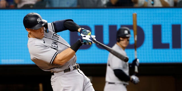 Aaron Judge des Yankees de New York s'envole contre les Texas Rangers lors de la troisième manche du premier match d'un programme double au Globe Life Field le 4 octobre 2022 à Arlington, au Texas.