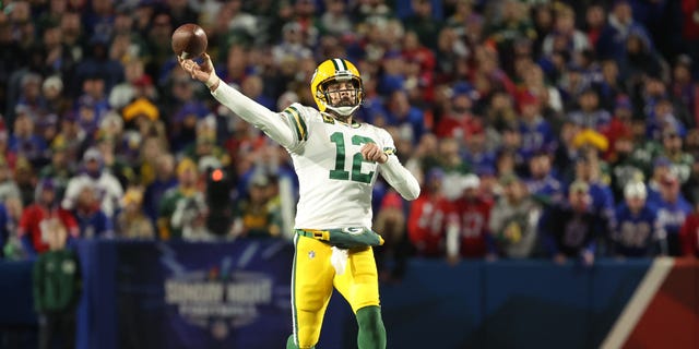 Aaron Rodgers #12 van de Green Bay Packers gooit een pass in het vierde kwartaal tegen de Buffalo Bills in Highmark Stadium op 30 oktober 2022 in Orchard Park, New York.