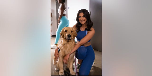 Alison Appleby y su perro de servicio, Brady, antes de la parte de ropa deportiva del concurso de adolescentes Miss Dallas 2022.