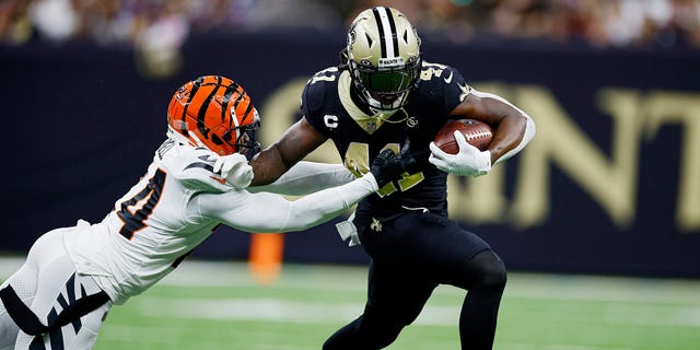 Alvin Kamara breaks a tackle