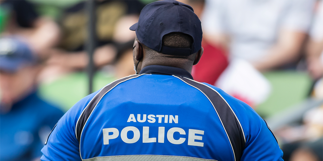 AUSTIN, TX - 29 JUILLET : un membre du département de police d'Austin, au Texas, veille pendant le match de demi-finale de la coupe d'or entre les États-Unis et le Qatar le jeudi 29 juillet 2021 au stade Q2 à Austin, TX. 