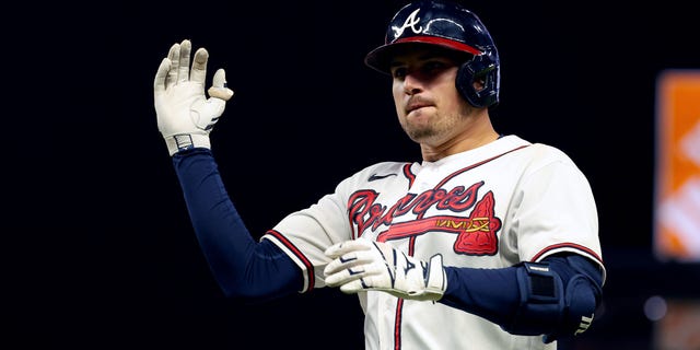 Austin Riley nr 27 z Atlanta Braves reaguje po singlu RBI przeciwko Philadelphia Phillies w szóstej rundzie National League Division Series w Truist Park 12 października 2022 r. w Atlancie w stanie Georgia.