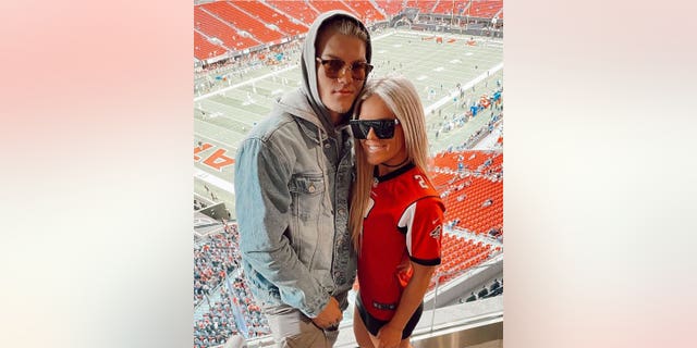 La victime du meurtre Elijah DeWitt assiste à un match de football avec sa petite amie Bailey Reidling.