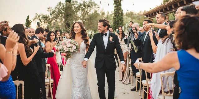 O casal foi declarado marido e mulher e voltou pelo corredor - o vestido de noiva da noiva totalmente intacto agora.