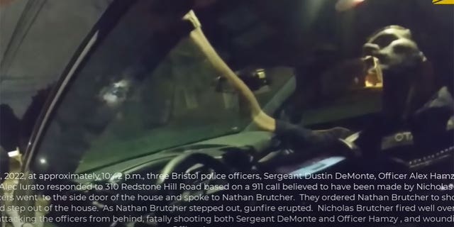 L'officier de police de Bristol, Alec Iurato, est vu pointer son arme avant de tirer un seul coup vers le suspect Nicholas Brutcher. 