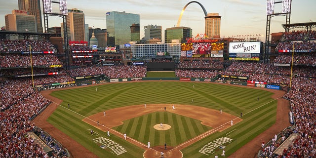 Louis Cardinals vs Los Angeles Dodgers maçı sırasında Busch Stadyumu'nun genel görünümü.  Oyun 4. St. Louis 7 Ekim 2014.