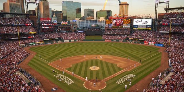 Louis Cardinals vs Los Angeles Dodgers maçı sırasında Busch Stadyumu'nun genel görünümü. Oyun 4. St. Louis 7 Ekim 2014.