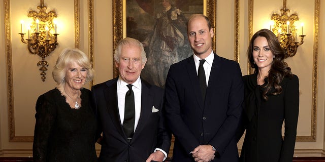 Camilla, Queen Consort, King Charles III, Prince William og Catherine, Princess of Wales poserer for et bilde i forkant av deres Majesteter Kongen og Queen Consorts mottakelse 18. september.