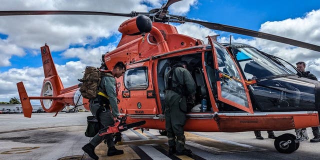 أعضاء من خفر السواحل الأمريكي يستقلون طائرة هليكوبتر في أعقاب إعصار إيان.