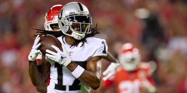 Davante Adams #17 of the Las Vegas Raiders catches a touchdown pass against the Kansas City Chiefs during the first half at GEHA Field at Arrowhead Stadium on October 10, 2022 in Kansas City, Missouri. 