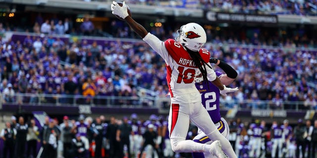 DeAndre Hopkins de los Arizona Cardinals atrapa el balón para un touchdown en el US Bank Stadium el 30 de octubre de 2022 en Minneapolis, Minnesota.