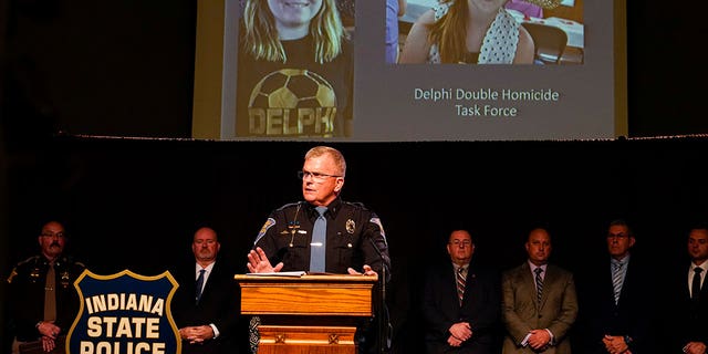 O superintendente da polícia do estado de Indiana, Doug Carter, anuncia durante uma coletiva de imprensa em Delphi, Indiana, em 31 de outubro de 2022, a prisão de Richard Allen, 50, pelo assassinato de duas adolescentes mortas durante uma caminhada em 2017.