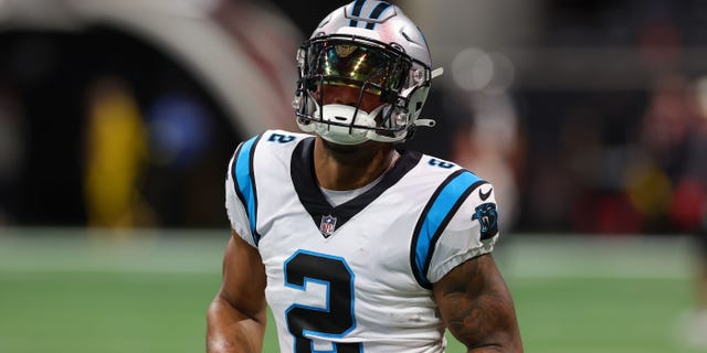 DJ Moore # 2 do Carolina Panthers se aquece contra o Atlanta Falcons no Mercedes-Benz Stadium em 30 de outubro de 2022 em Atlanta, Geórgia.