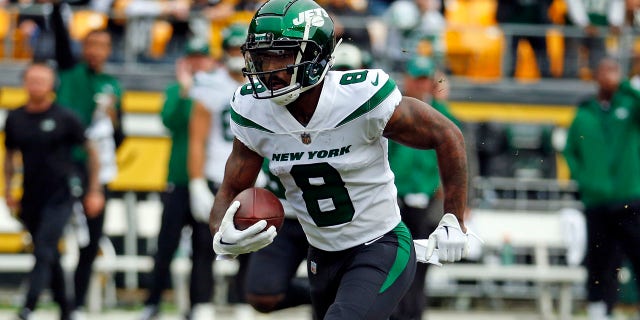 Elijah Moore van de New York Jets in een wedstrijd tegen de Pittsburgh Steelers op 2 oktober 2022 in Acresor Stadium in Pittsburgh.