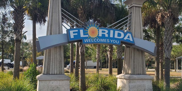 Les voyageurs sont accueillis par un panneau de bienvenue de la Floride au complexe du centre d'accueil I-75 à Jennings, en Floride.
