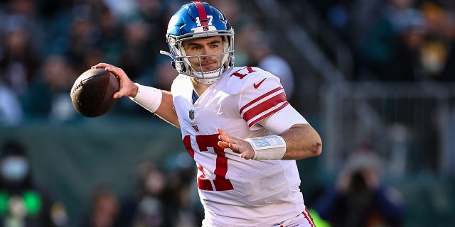 Jake Fromm #17 of the New York Giants attempts a pass against the Philadelphia Eagles during the first half at Lincoln Financial Field on Dec. 26, 2021 in Philadelphia, Pennsylvania. 