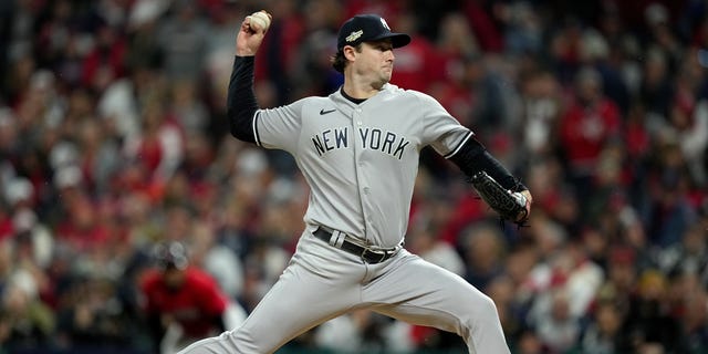 Gerrit Cole de los Yankees de Nueva York lanza un lanzamiento contra los Guardianes de Cleveland en la primera entrada del Juego 4 de la Serie Divisional de la Liga Americana en Progressive Field el 16 de octubre de 2022 en Cleveland.