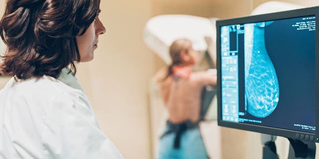 Mammogram menggunakan pencitraan sinar-X untuk mendeteksi kanker payudara.