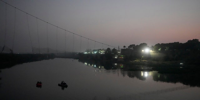 Un puente colgante de cable de un siglo de antigüedad se derrumbó en el río el domingo por la noche y cientos de personas se hundieron en el agua en uno de los peores accidentes del país en años.