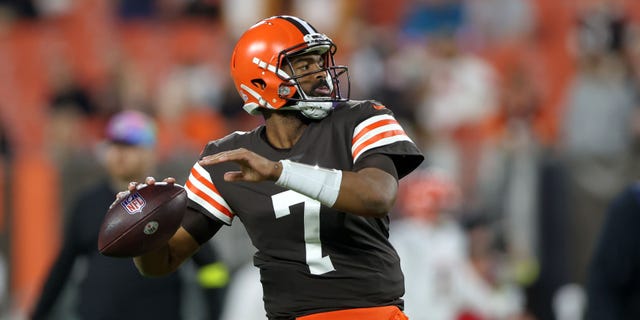 Commanders, Jacoby Brissett agree to one-year deal as quarterback competition begins: report 3 Cleveland Browns quarterback Jacoby Brissett (7) warms up prior to the first quarter of the National Football League game between the Cincinnati Bengals and Cleveland Browns on October 31, 2022, at FirstEnergy Stadium in Cleveland, OH.