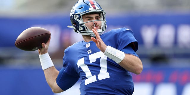 Jake Fromm #17 of the New York Giants warms up before the game against the Washington Football Team at MetLife Stadium on Jan. 9, 2022 in East Rutherford, New Jersey.