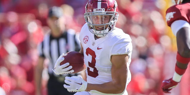 El receptor abierto de Alabama Crimson Tide, Jermaine Burton (3), corre con el balón en un juego entre los Arkansas Razorbacks y Alabama Crimson Tide el 1 de octubre de 2022 en el Donald Reynolds Razorback Stadium en Fayetteville, Arkansas. 