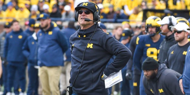 El entrenador en jefe de fútbol Jim Harbaugh de los Michigan Wolverines se ve al margen durante la primera mitad de un partido de fútbol americano universitario contra los Penn State Nittany Lions en el Michigan Stadium el 15 de octubre de 2022 en Ann Arbor, Michigan.