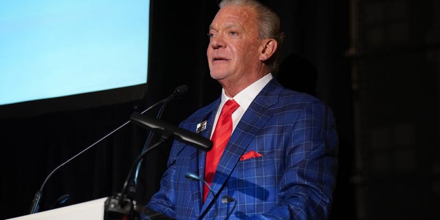 Jim Irsay habla en el 15º almuerzo anual HOPE en honor a Michael Phelps el 10 de noviembre de 2021 en la ciudad de Nueva York.