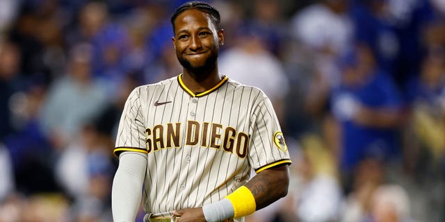 Jurickson Profar #10 zo San Diego Padres reaguje po zásahu v tretej smene proti Los Angeles Dodgers 11. októbra 2022 v Los Angeles v Kalifornii.