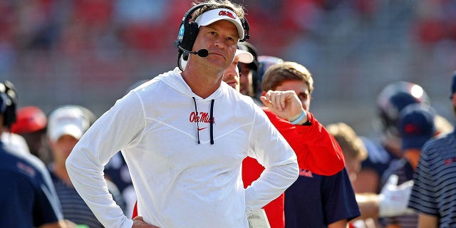 L'entraîneur-chef Lane Kiffin des Mississippi Rebels lors d'un match contre le Tulsa Golden Hurricane au stade Vaught-Hemingway le 24 septembre 2022 à Oxford, Mississippi. 