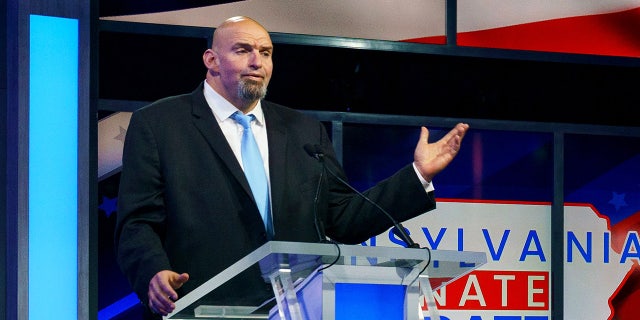 El candidato demócrata al Senado de Pensilvania, John Fetterman, participa en un debate con el retador republicano, el Dr. Mehmet Oz, el 25 de octubre de 2022, en Harrisburg, Pensilvania.