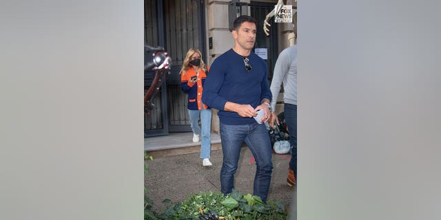 Kelly Ripa y Mark Consuelos en Nueva York.  Kathie Lee Gifford dijo que no leería el libro de Ripa debido a las críticas a Regis Philbin.