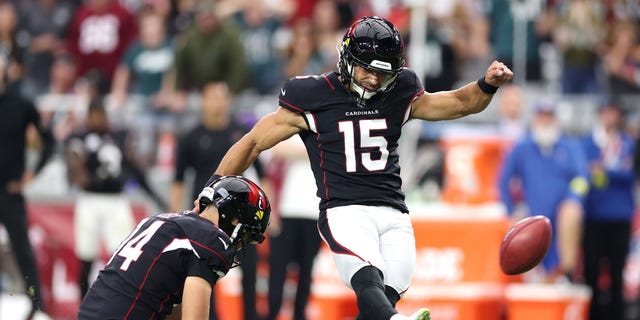 Matt Ammendola (15) of the Arizona Cardinals misses a potential game-tying field goal during the fourth quarter against the Philadelphia Eagles at State Farm Stadium Oct. 9, 2022, in Glendale, Ariz.