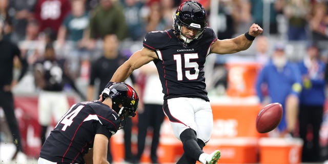 Matt Ammendola (15) of the Arizona Cardinals misses a potential game-tying field goal during the fourth quarter against the Philadelphia Eagles at State Farm Stadium Oct. 9, 2022, in Glendale, Ariz.